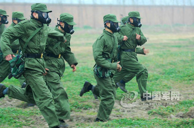 筑牢生命防线 解析士兵防生化武器实战训练与防毒面具的关键作用